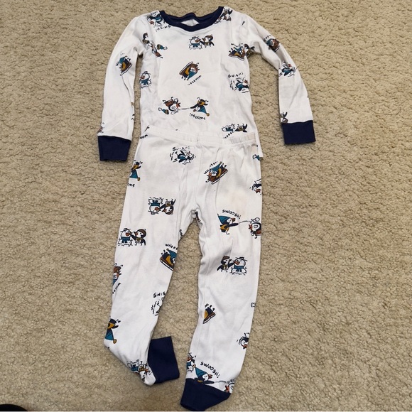 5/$20 2 Penguin Pajama Set 3T - Picture 4 of 7